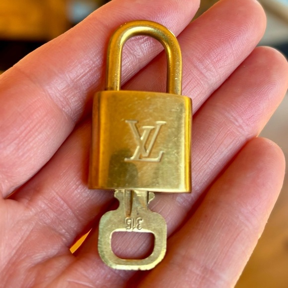 LOUIS VUITTON Authentic Gold Padlock with Key - Picture 5 of 8
